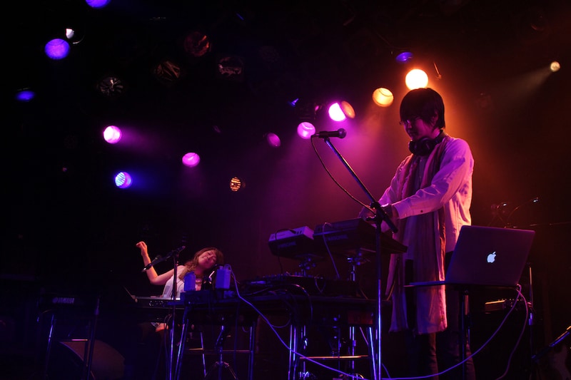 矢野顕子とsasakure.UKのセッションの様子。（撮影：天田輔）