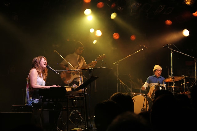 矢野顕子「飛ばしていくよツアー2014」渋谷CLUB QUATTRO公演の様子。（撮影：天田輔）