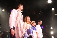 アンコールで挨拶をするsasakure.UK、矢野顕子、神谷洵平、千葉広樹。（撮影：天田輔）