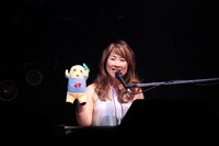 ふなっしーのハンドマペットを装着する矢野顕子。（撮影：天田輔）