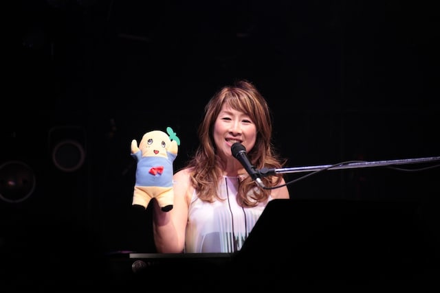 ふなっしーのハンドマペットを装着する矢野顕子。（撮影：天田輔）