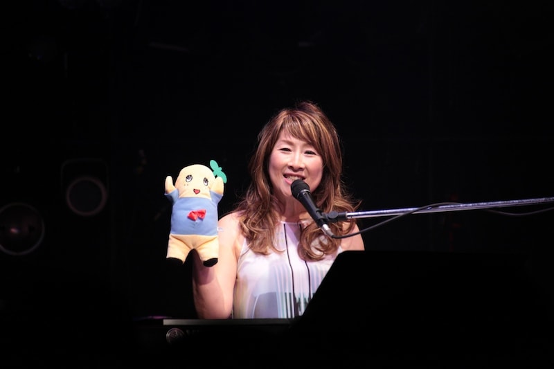 ふなっしーのハンドマペットを装着する矢野顕子。（撮影：天田輔）