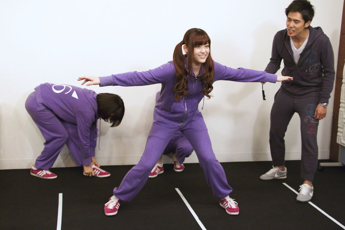 反復横跳びをする松村沙友理（中央）。