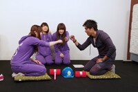 「叩いて被ってジャンケンポン」対決をする松村沙友理、K（手前左から）。