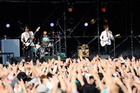 「TOKYO METROPOLITAN ROCK FESTIVAL 2014」に出演したUNISON SQUARE GARDENのライブの様子。