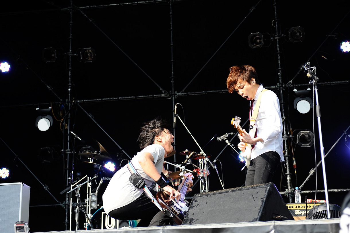 「TOKYO METROPOLITAN ROCK FESTIVAL 2014」に出演したUNISON SQUARE GARDENのライブの様子。