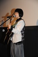 「NO-MAN」を弾き語りで披露する小南泰葉。