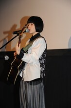 「NO-MAN」を弾き語りで披露する小南泰葉。