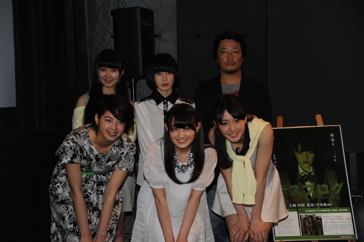 上段左から高橋優里花（乙女新党）、小南泰葉、仁同正明監督、下段左から秋月三佳、中田花奈（乃木坂46）、宮原華音。