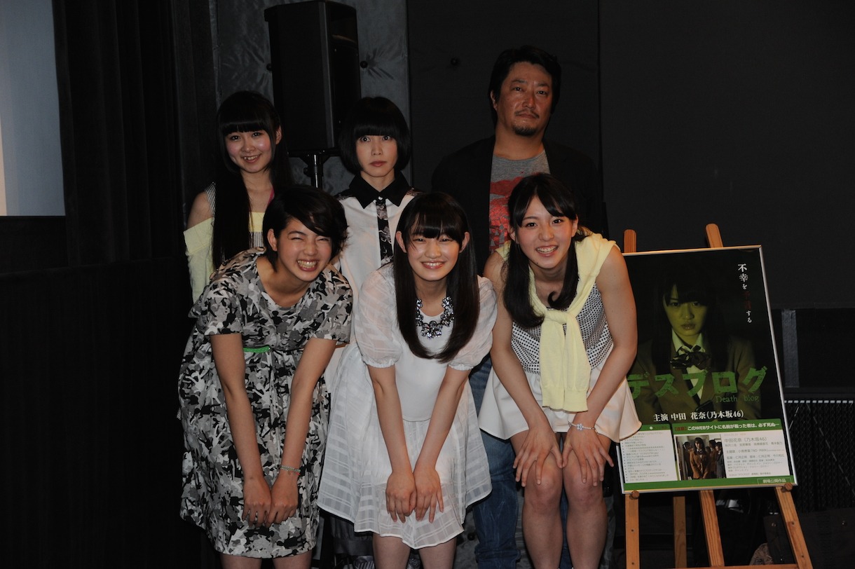 上段左から高橋優里花（乙女新党）、小南泰葉、仁同正明監督、下段左から秋月三佳、中田花奈（乃木坂46）、宮原華音。