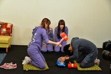 「叩いて被ってジャンケンポン」対決をする松村沙友理、K（手前左から）。