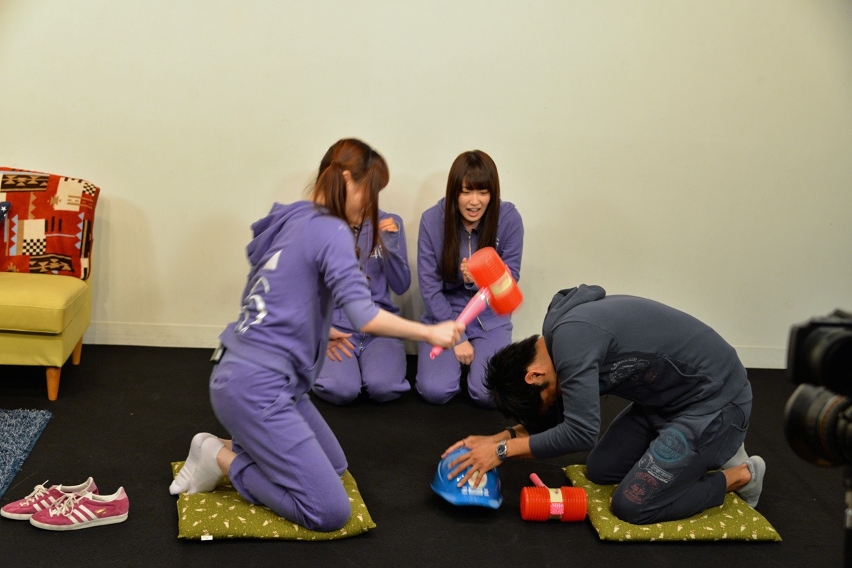 「叩いて被ってジャンケンポン」対決をする松村沙友理、K（手前左から）。