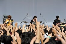 5月24日に大阪・千里セルシ―で行われたKANA-BOONのフリーライブの様子。（撮影：バンリ）