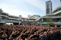 5月24日に大阪・千里セルシ―で行われたKANA-BOONのフリーライブの様子。（撮影：バンリ）