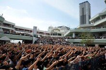 5月24日に大阪・千里セルシ―で行われたKANA-BOONのフリーライブの様子。（撮影：バンリ）