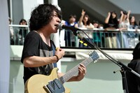 熱唱する谷口鮪（Vo, G）。（撮影：バンリ）