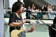 熱唱する谷口鮪（Vo, G）。（撮影：バンリ）