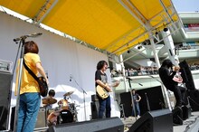 5月24日に大阪・千里セルシ―で行われたKANA-BOONのフリーライブの様子。（撮影：バンリ）