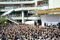 5月24日に大阪・千里セルシ―で行われたKANA-BOONのフリーライブの様子。（撮影：バンリ）