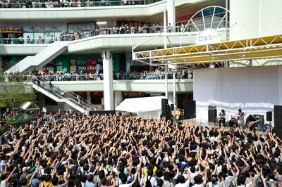 5月24日に大阪・千里セルシ―で行われたKANA-BOONのフリーライブの様子。（撮影：バンリ）