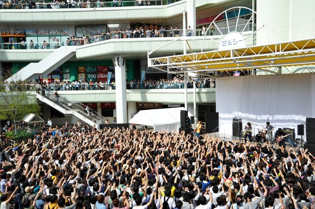 5月24日に大阪・千里セルシ―で行われたKANA-BOONのフリーライブの様子。（撮影：バンリ）