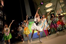 「Together」を歌唱するCheeky Parade。
