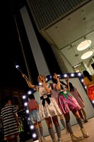 鈴木真梨耶、鈴木友梨耶（写真中央）。