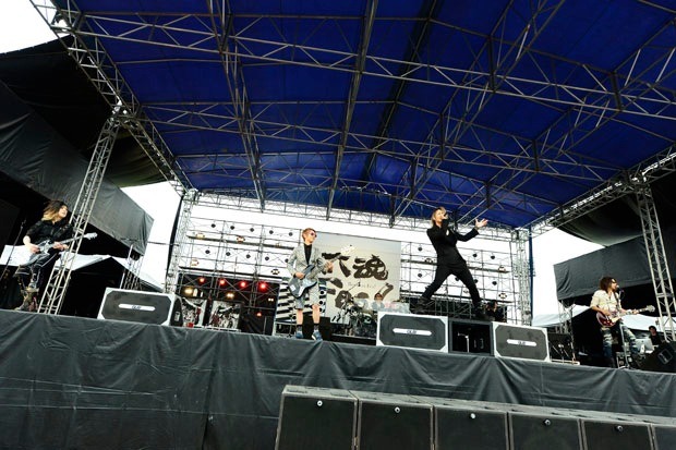 GLAY「六魂Fes!×GLAY Special Live powered by Benefit one」の様子。