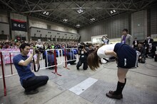 AKB48「次の足跡」劇場盤発売記念大写真会の様子。 (c)AKS