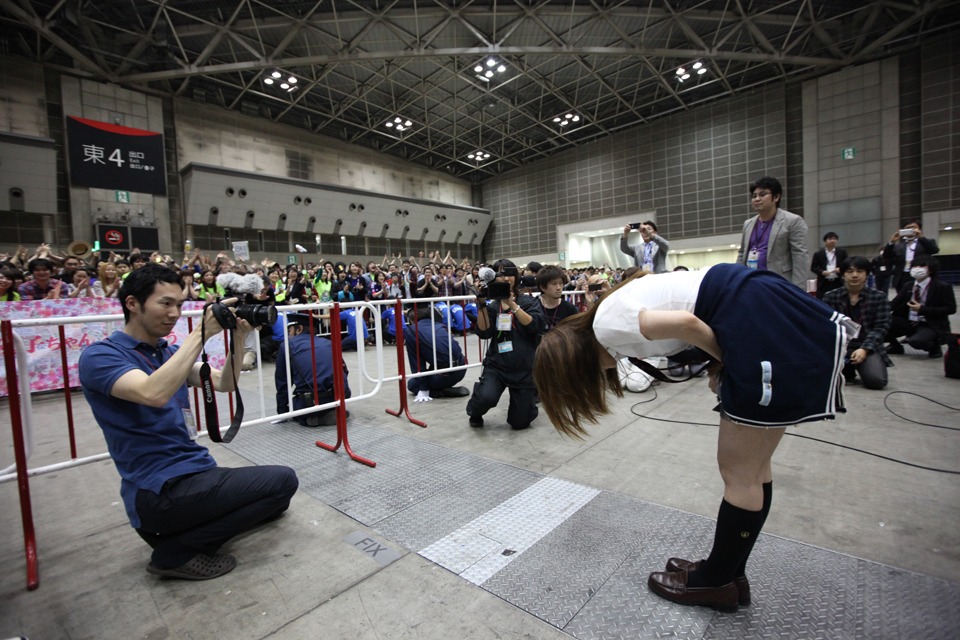 今週の人気画像5位は「AKB48大島優子、最後の握手会に制服姿で登場」より、AKB48「次の足跡」劇場盤発売記念大写真会の様子。 (c)AKS
