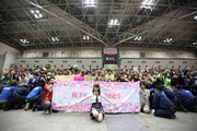今週の人気画像2位は「AKB48大島優子、最後の握手会に制服姿で登場」より、AKB48「次の足跡」劇場盤発売記念大写真会の様子。 (c)AKS