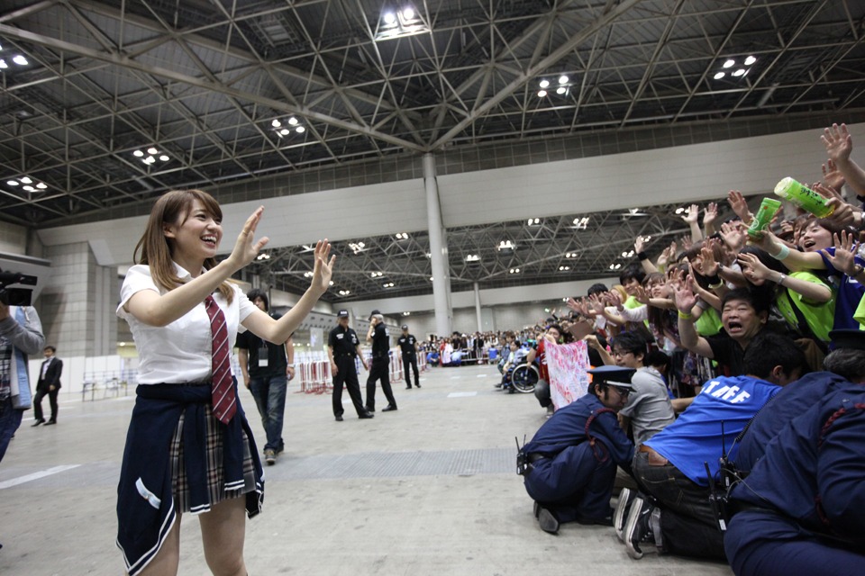 今週の人気画像3位は「AKB48大島優子、最後の握手会に制服姿で登場」より、AKB48「次の足跡」劇場盤発売記念大写真会の様子。 (c)AKS