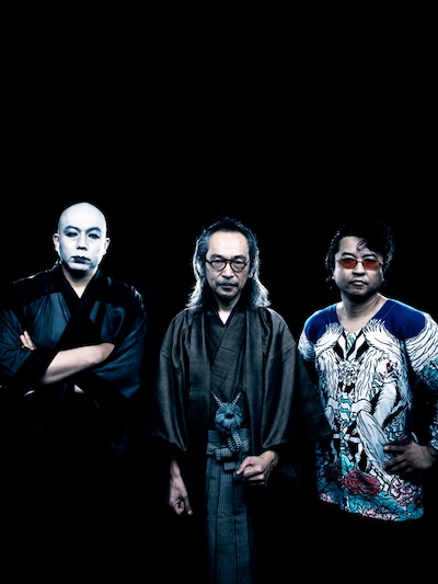 人間椅子。和嶋慎治は写真中央。