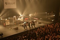 アンコールで観客に挨拶するくるりの様子。（撮影：チームライトサム）