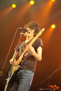 平井拓郎(Vo, G / QOOLAND)(撮影:チームライトサム)