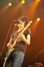 平井拓郎（Vo, G / QOOLAND）（撮影：チームライトサム）