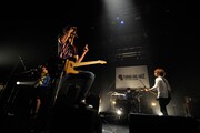 QOOLANDのライブの様子。(撮影:チームライトサム)
