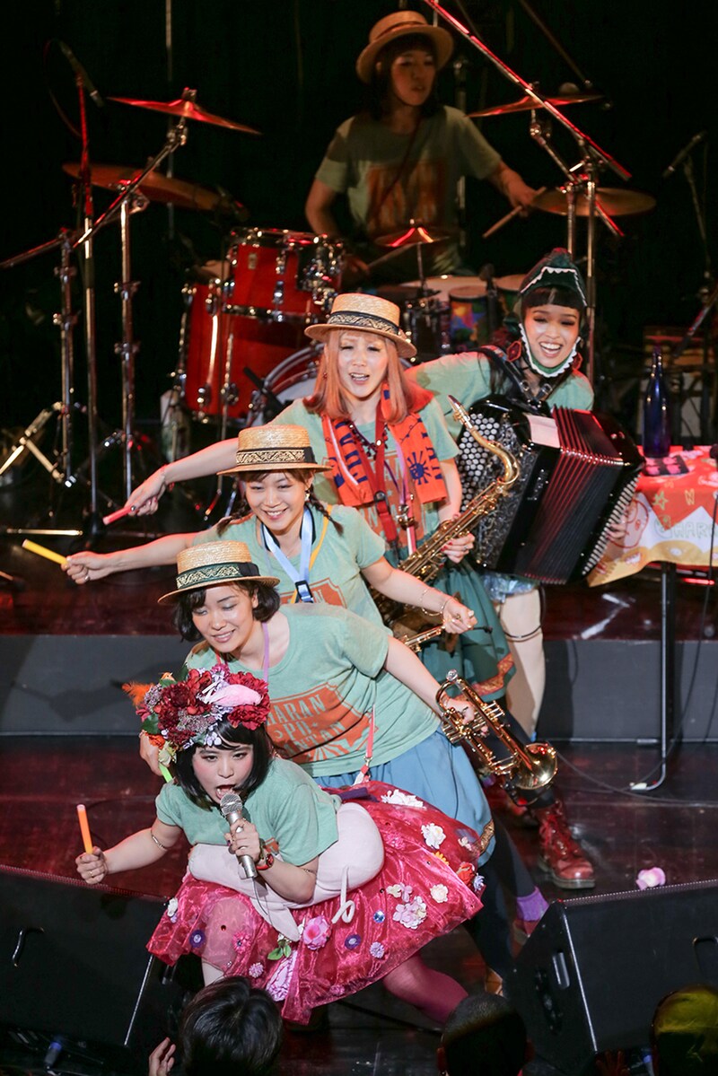 アンコールでEXILE風ダンスを披露するチャラン・ポ・ランタンと愉快なカンカンバルカン。