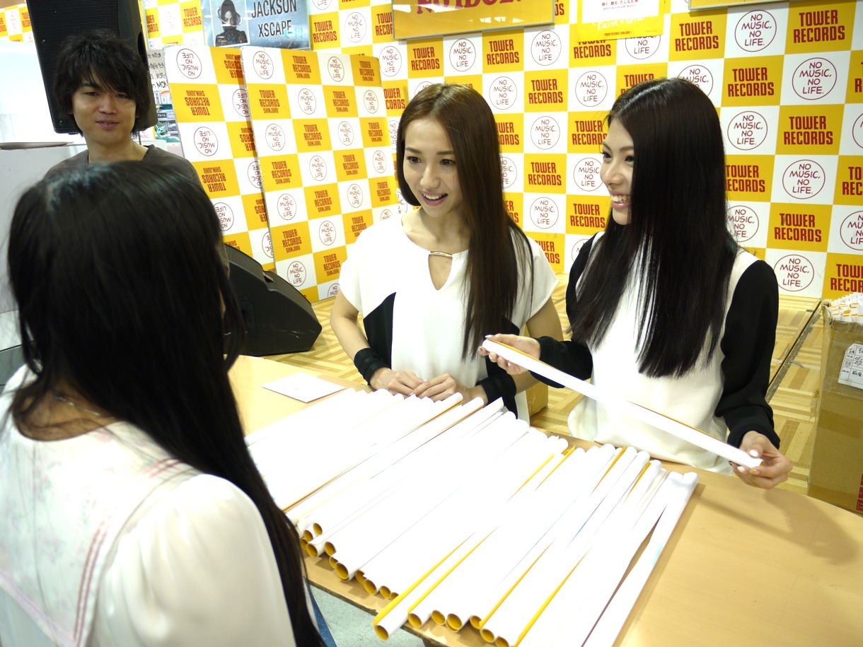 会場に集まったファンにポスターを手渡すFaint*Star。