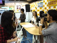 会場に集まったファンにポスターを手渡すFaint*Star。