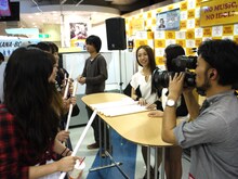 会場に集まったファンにポスターを手渡すFaint*Star。