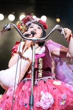 自転車のようなマイクスタンドで歌うもも（Vo）。