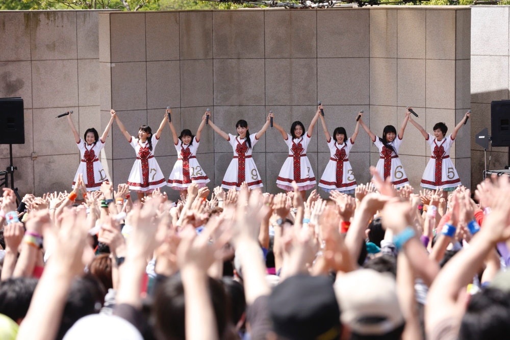 5月24日に京都・京都府立山城総合運動公園で行われたフリーライブの様子。