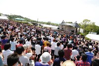 5月24日に京都・京都府立山城総合運動公園で行われたフリーライブの様子。