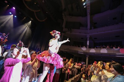 撮影可能タイムに客席の中に入って歌うもも（Vo）。