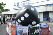 SHIBUYA-AX前に設置されたサイコロのオブジェ。(撮影:チームライトサム)