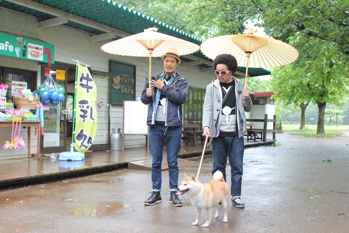 雨の中を“お犬様”と歩く元気出せ！遣唐使（渡和久 from 風味堂）とレキシ。