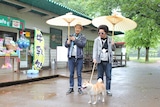 雨の中を“お犬様”と歩く元気出せ!遣唐使(渡和久 from 風味堂)とレキシ。