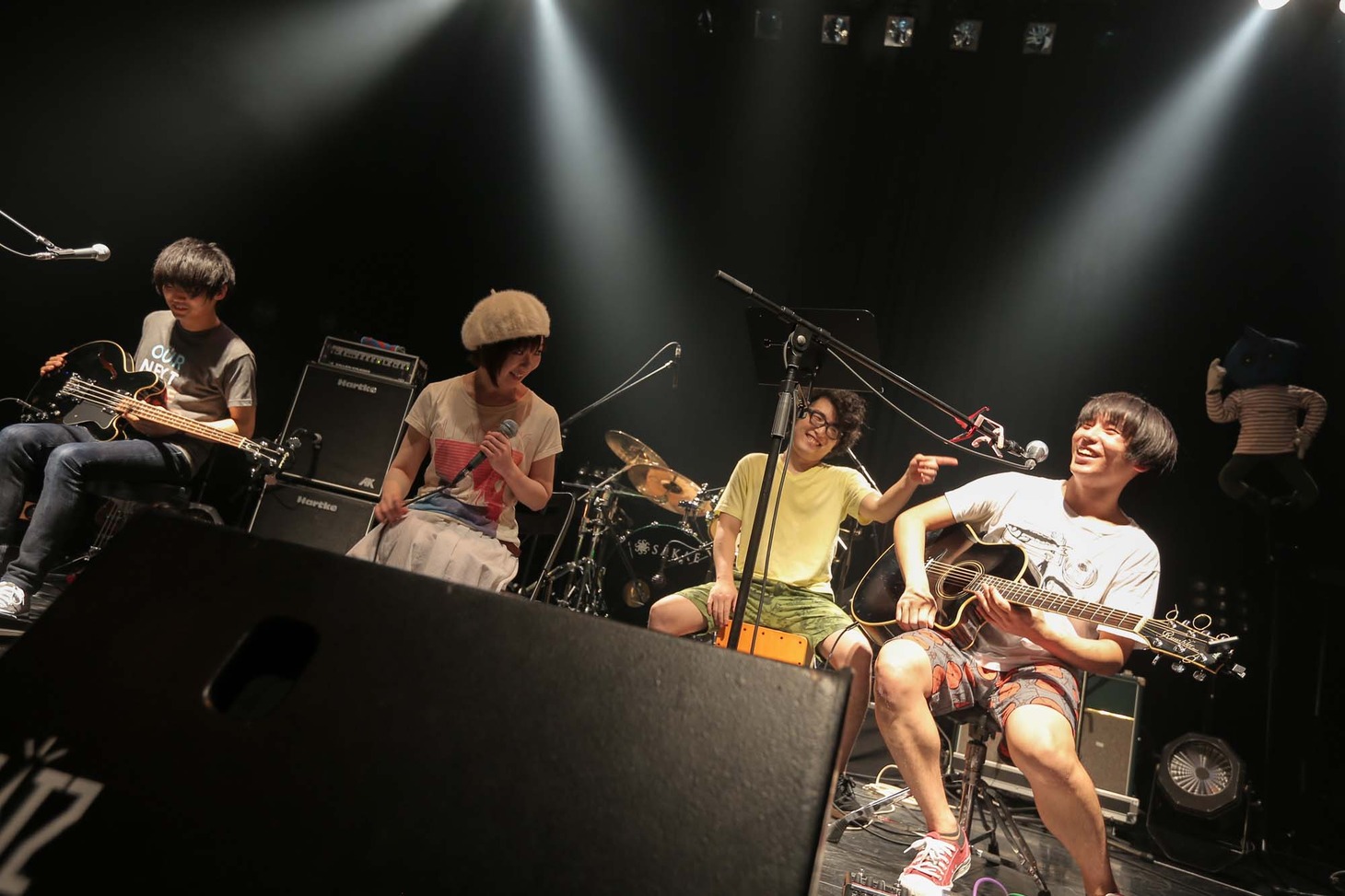 平賀さち枝と共演するSAKANAMON。（photo by taku fujii）