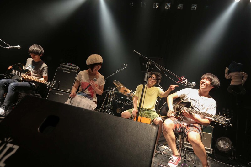 平賀さち枝と共演するSAKANAMON。(photo by taku fujii)